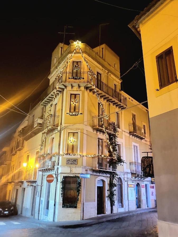 B&B L'Angolo Sulla Piazza Mirabella Imbaccari Extérieur photo
