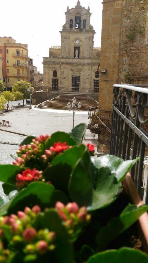 B&B L'Angolo Sulla Piazza Mirabella Imbaccari Extérieur photo